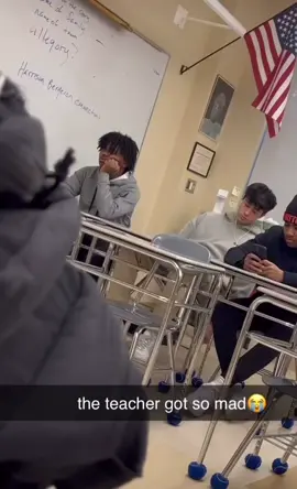 #fyp #foryoupage #school #schoollife #student #studentlife #falling #funny #funnytiktok #guyfalling #guyfallingoffchair 