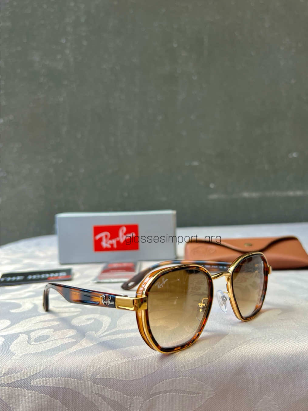 RayBan originales, pueden apreciar lo hermoso que es este modelo?😍😍 los detalles animal print + el marco dorado🚀🚀, podes encontrar este modelo y muchos más en mi  ig: glassesimport_arg #paratii #viralvideo #fyp #viraaal #paratiiiiiiii #sol #vacaciones #gafas #rayban #instagramreels #animalprint 