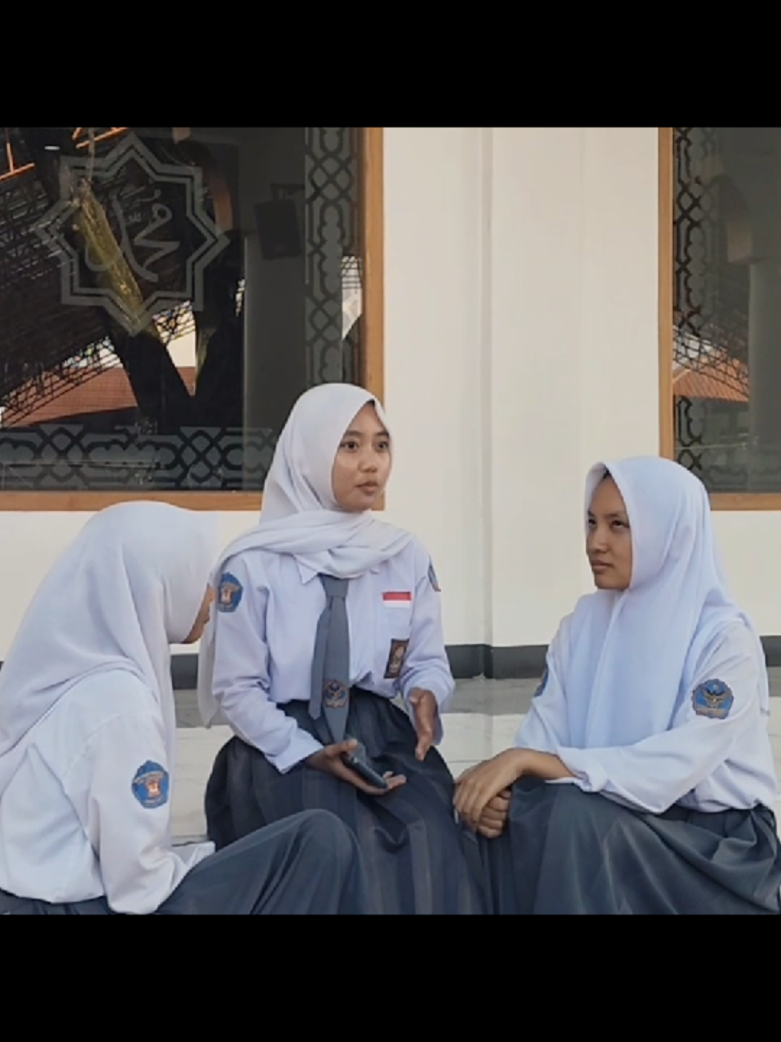 Projek Film Pendek Siswa SMKN 1 GARUT.  Tema : Penerapan Makna Pancasila dalam Kehidupan sehari-hari. Judul : Kehilangan Arah dan Iman Jurusan MPL oleh Haura, Meisya, Mutia dan Risma.  XI MPL 1 (Dipersilahkan kritik dan saran 🙏) #filmpendek  #budayasunda 