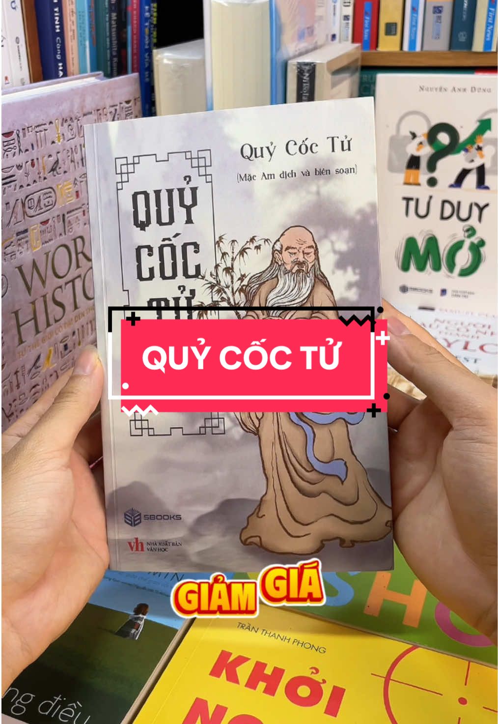 “Quỷ Cốc Tử – Trí Tuệ Xử Thế” – Binh pháp mềm trong đời sống, dùng mưu thắng thế, dùng trí hóa giải nghịch cảnh! Cuốn sách hé lộ những bí thuật xử thế, giao tiếp và điều binh khiển tướng dựa trên tư tưởng của bậc thầy mưu lược Quỷ Cốc Tử – người thầy truyền dạy binh pháp cho Tôn Tẫn, Trương Nghi, Tô Tần… Bạn sẽ học được: 	•	Cách dùng trí thay thế sức mạnh để giải quyết mâu thuẫn, đàm phán khéo léo. 	•	Nghệ thuật “ẩn mình chờ thời”, lựa gió bẻ măng, hành động đúng lúc. 	•	Những chiến lược xử thế tinh tế giúp bạn đứng vững trong xã hội đầy biến động. Thực dụng – Sâu sắc – Áp dụng được ngay, đây là cuốn sách dành cho ai muốn trở nên khôn ngoan hơn trong đối nhân xử thế và chinh phục lòng người.#tiemsachbinhyen #BookTok #sachhay #sách #reading #quycoctu #quycoctutrituexuthe 
