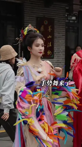 Imut banget si Nyai Blorong😚😚 #bailu白鹿 #baimengyan_bailu #keeprunning 