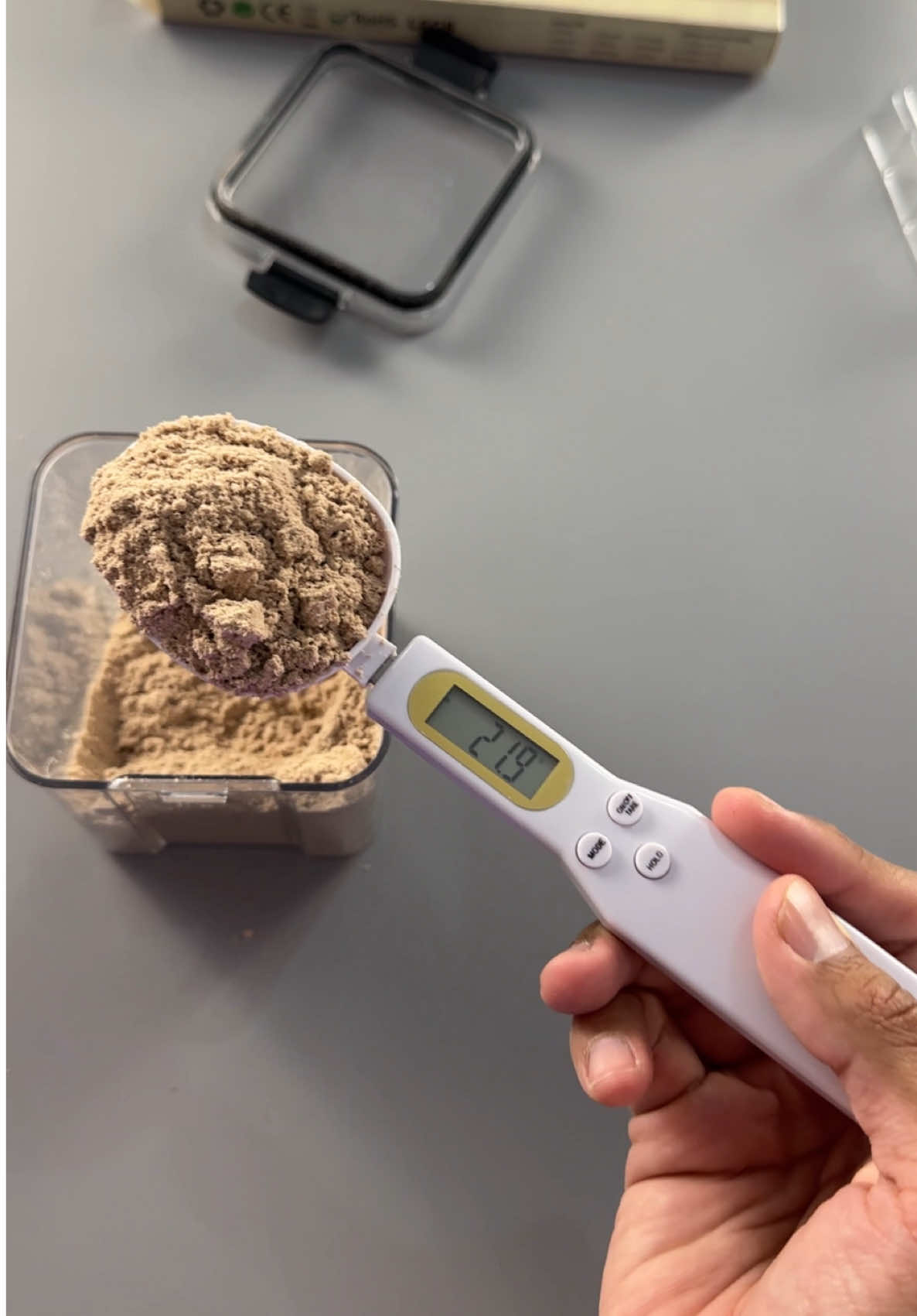 Essa colher tecnológica tem uma balança digital embutida! Tive que comprar kkkk Link na bio! Produto nº 108 #achadinhos #achadinho #AprendaNoTikTok #TikTokShopChegou 