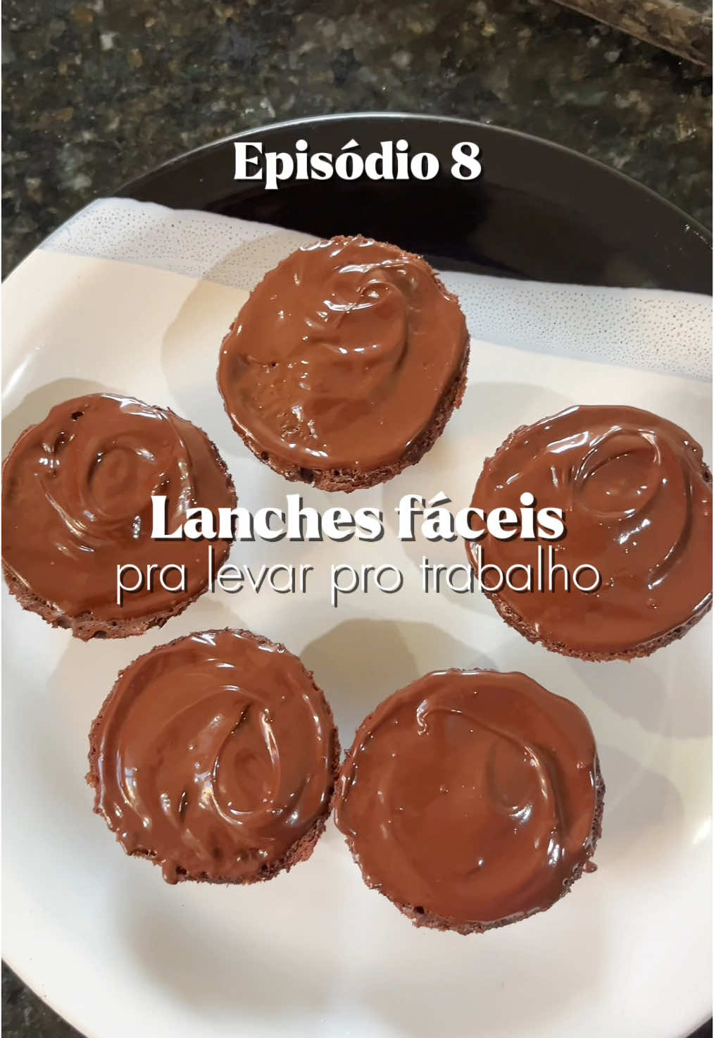 Ingredientes: 2 ovos 3 colheres de farelo de aveia 2 colheres de chocolate 32% cacau (ou o que preferir) 3 colheres de leite  Fermento em pó  Pra cobertura usei chocolate 40% cacau derretido Modo de preparo no vídeo. #receitasfaceis #receitas #receitassaudaveis #receitasimples #receitasfit #lanchesaudavel 