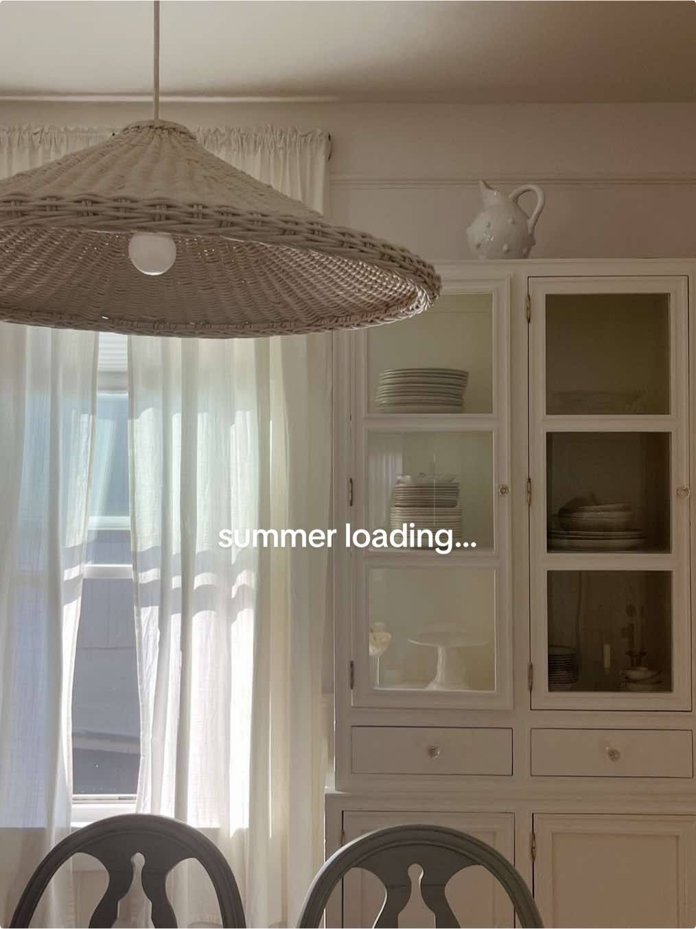 summer loading… . . . . #apartment #homedecor #interiors #coastalhome #coastalgrandmother #cozyhome #coastal 