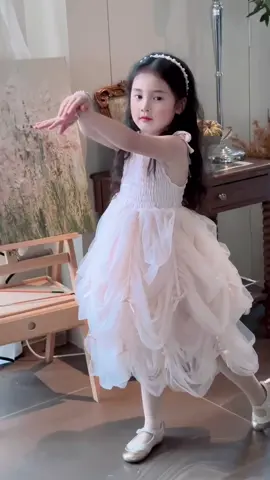 Quay tiktok mà mặt hơn buồn xíu nha cô chú 😅 #babycute #thoitrangtreem #vaytreem #dethuong #cute #viral #xuhuong 