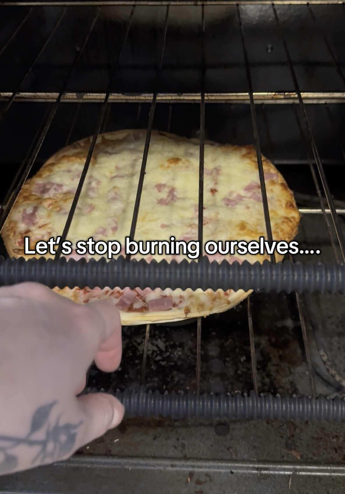 #kitchen #food #Foodie #pizza #KitchenHacks #hot #burn #burns #oven #fyp #cooking #cook 