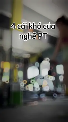 1. Hiểu cơ thể học viên  • Mỗi người có cấu trúc cơ thể, thói quen vận động, điểm yếu và điểm mạnh khác nhau.  • PT giỏi phải quan sát kỹ: tư thế đứng, dáng đi, điểm yếu (ví dụ: lệch vai, gù lưng, yếu core…) 2. Truyền đạt bằng nhiều cách  • Không phải ai cũng hiểu khi bạn nói: “Kích hoạt cơ mông, siết core, giữ neutral spine”.  • Cần sử dụng hình ảnh minh họa, chạm hướng dẫn nhẹ nhàng, hoặc ví dụ gần gũi (VD: “Giống như khi bạn chuẩn bị đứng dậy khỏi ghế”).  • Có thể quay lại video cho học viên xem chính họ tập – giúp họ “thấy” được sai kỹ thuật 3. Cảm nhận cơ – điều khó nhất  • Nhiều học viên “tập mãi không vào cơ” vì họ không biết cảm nhận nhóm cơ cần làm việc.  • PT cần hướng dẫn bằng cả lời nói và ví dụ trực quan để học viên tập trung đúng vùng cơ (mind-muscle connection) 4. Ngoại hình PT không phải là tất cả  • Body đẹp chỉ là một phần, trình độ sư phạm và khả năng “đọc vị” học viên mới là giá trị cốt lõi.  • Có nhiều người body rất đẹp do cơ địa tốt hoặc tự tập luyện chăm, nhưng lại không biết cách truyền cảm hứng hoặc sửa lỗi cho người khác. Nếu bạn là PT, điều quan trọng là luôn học hỏi thêm về kỹ năng sư phạm, tâm lý học viên và thường xuyên tự đánh giá cách mình hướng dẫn để nâng cấp kỹ năng truyền đạt, đó mới là điều tạo nên sự khác biệt. #teamphungtran #training #coachingonline