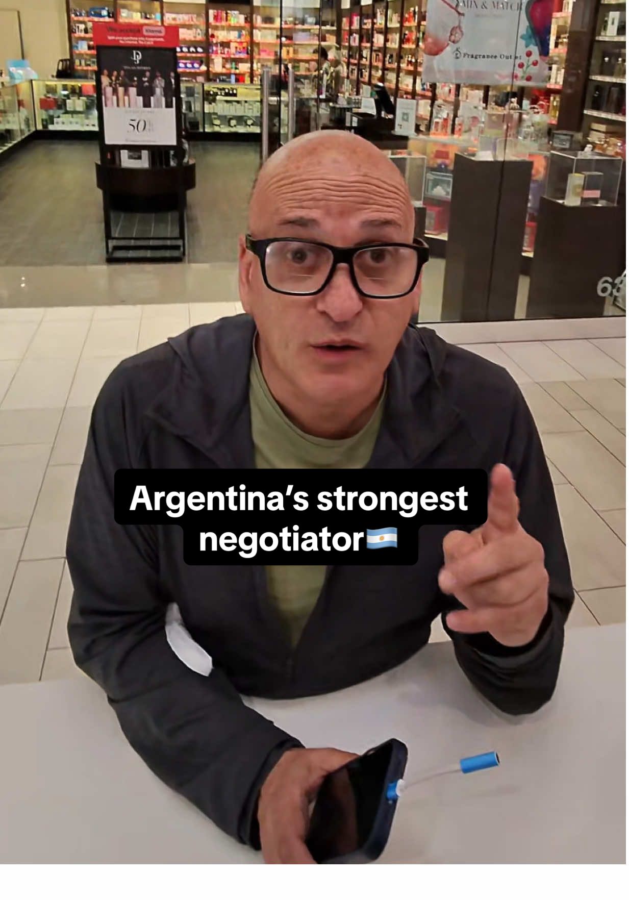 “The $1 Standoff: Argentina’s Toughest Negotiator 😤🇦🇷🇦🇷🇦🇷❤️” #mastergotech #phoneaccessories #argentinatiktok #5dollars #fyp 