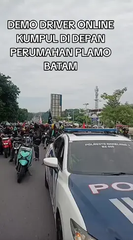 Ribuan driver online Batam mulai dari roda dua hingga roda empat menggelar aksi solidaritas. Mereka berkumpul dan mulai menuju ke Kantor Gubernur Kepri di Batam (Graha Kepri) untuk menyampaikan aspirasi terkait rendahnya tarif dan tingginya pemotongan yang dialami oleh para driver. #batamhits #batamtiktok #batam #batamclick #batamrumahkita #batampunyacerita #ojekonline #ojol 