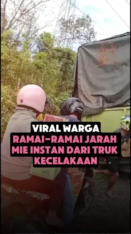 Dalam video yang viral di media sosial, tampak warga ramai-ramai menjarah mie instan muatan truk tersebut. Warga mengangkut hasil jarahan itu menggunakan kendaraan roda dua. Insiden ini dibenarkan kepolisian setempat. Jangan ditiru ya, guys. 😭 #Truk #Peristiwa #Hukum #Berita #Asumsico