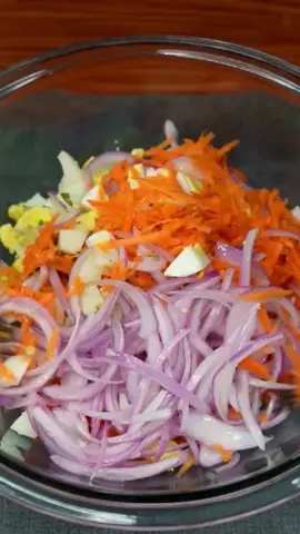 Salada Que ajuda Elimina Estômago Alto! 🥗 Ingredientes: 2 cenouras raladas 1 cebola roxa em tiras finas Suco de 3 limões 2 ovos cozidos picados Salsinha a gosto Molho Poderoso: 2 colheres de azeite 4 colheres de vinagre 1 pitada de sal Modo de Preparo: 1. Misture cenoura, cebola e suco de limão 2. Adicione os ovos e salsinha 3. Prepare o molho batendo até ficar esbranquiçado 4. Junte tudo e misture bem Comente 