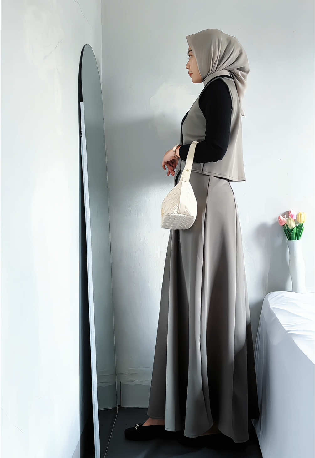 ciptain vibe pure & chill dengan Naomi Set Vest. Outfit grey yang simple dan bikin looks mu makin cakep 😍#oneset #onesetviral #onesetvest #onesetwanita #onesetoutfit #setelanwanita #pakaianwanita #outfitwanita #ootdhijab #fyppppppppppppppppppppppp 
