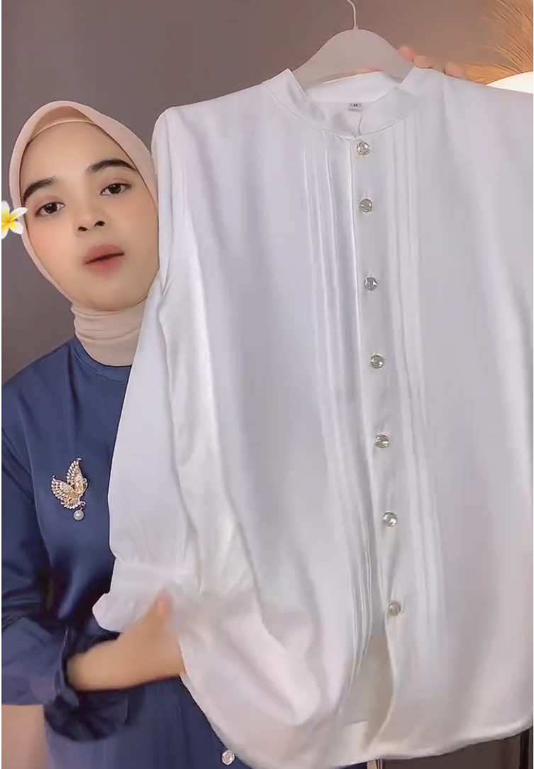 Putihnya cakep wajib punya pokonya👌🏻😍 #atasan #atasanputih #kemejaputih #blouseputih #atasanwanita 