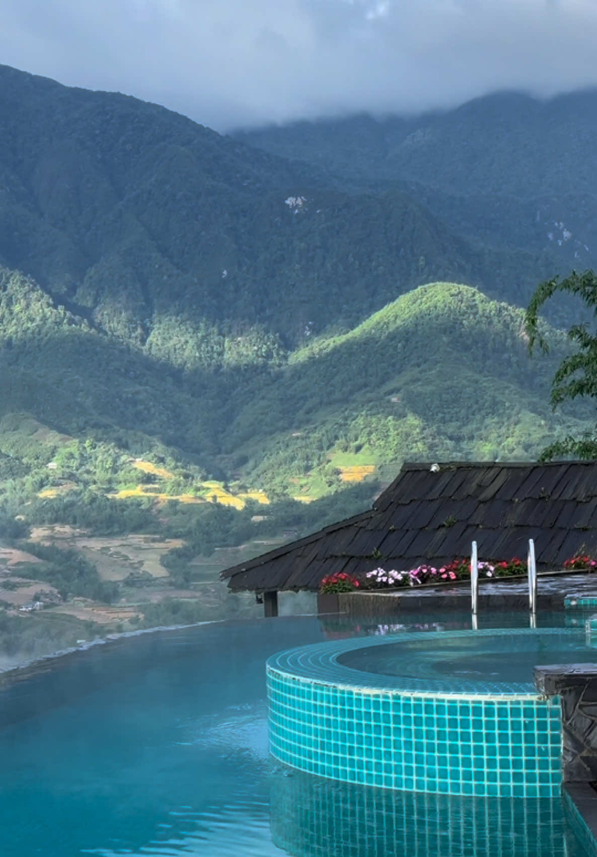 Chiếc bể bơi 4 mùa ngoài trời view núi #tiktoktravel #dulich #sapa #themongvillage #xuhuong 