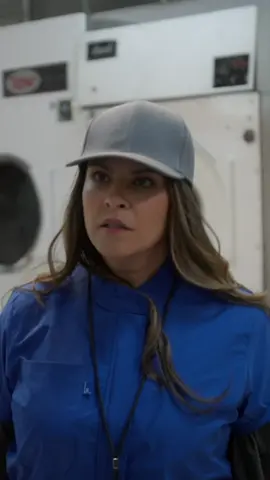 Jazmín trata de salvar a Carlos Morales de las garras de Javier, ¿logrará salvarlo sin ser descubierta? #CautivaPorAmor ❤️‍🔥 No te pierdas MAÑANA #CautivaPorAmor ❤️‍🔥 🕤 9:30 P.M. 📺 Por Azteca UNO y al finalizar la transmisión, ve el capítulo en Disney+.