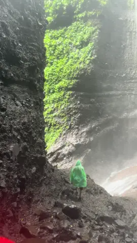 Air terjun tertinggi se-Jawa Nomor 2 se Indonesia. Jalannya astagfirullah tapi view nya MasyaAllah🫧 #probolinggo #airterjun #madakaripurawaterfall #jatim #indonesia 