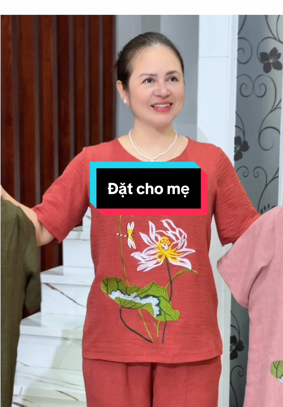 Ai đã mua đồ bộ cho mẹ tại shop Đồ Bộ Hai Chị Em là sẽ hiểu cảm giác hạnh phúc này… #xuhuong #PhaiDepNgayNay #bodotrungnien #bodotrungnienchome #tangme #WomenOfTikTok #quatangmechong #dotetchome #dobohaichiem #meyeu #ngaycuame