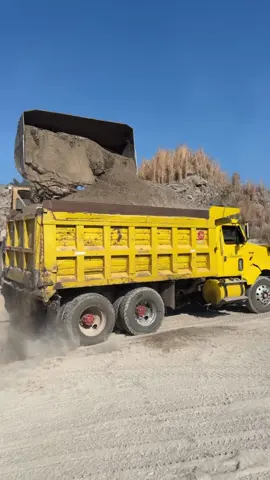 Se aprovecha por qué las puede😎💪🏻#humor #elchisteescaergodo✌️🇲🇽 #rabones_con_estilo😎🚛🇲🇽 #cambiacerrosmexicanos🇲🇽🚛💨 #paratiiiiiiiiiiiiiiiiiiiiiiiiiiiiiii #gondulerosdela57🇲🇽 #camiones #camiones #volqueterosconestilo #carga 