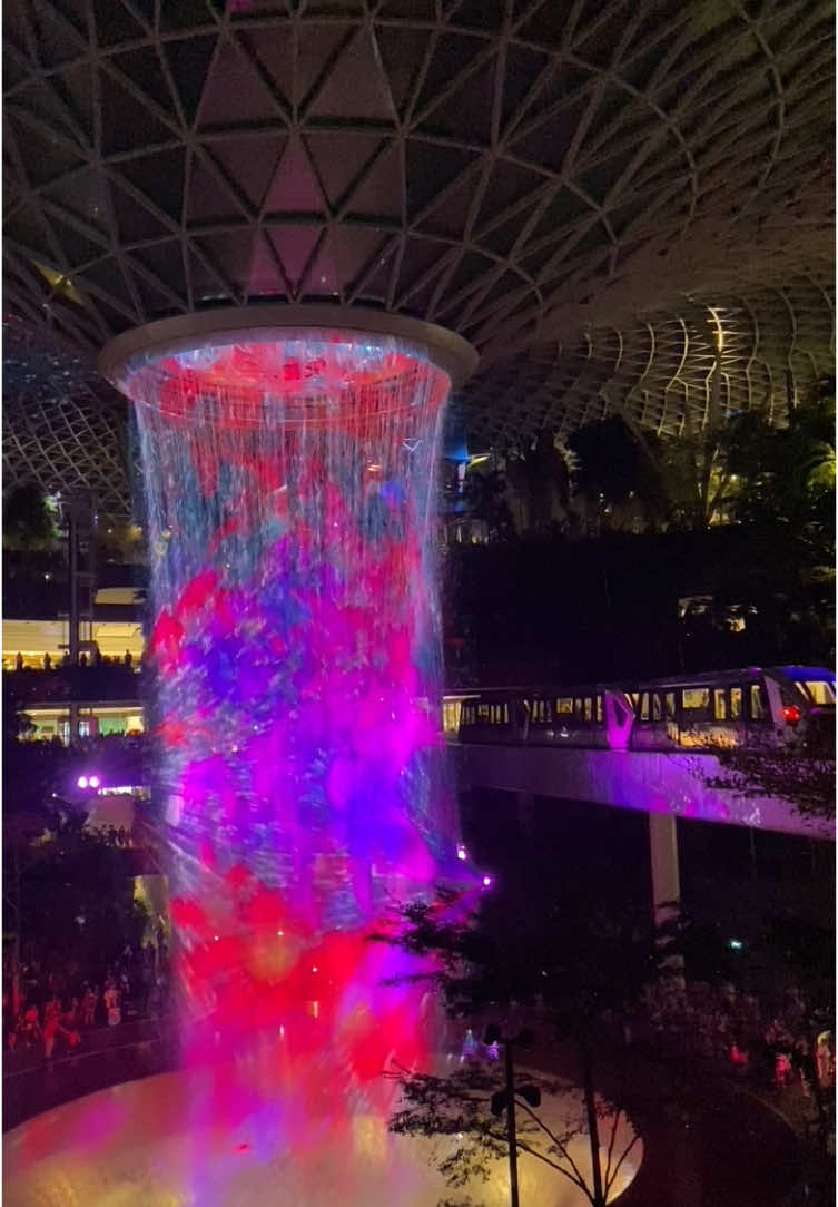 The Rain Vortex Light show at Jewel Changi Airport, singapore 🇸🇬  #rainvortex #jewelchangiairport #lightshow #singapore #mustvisit 