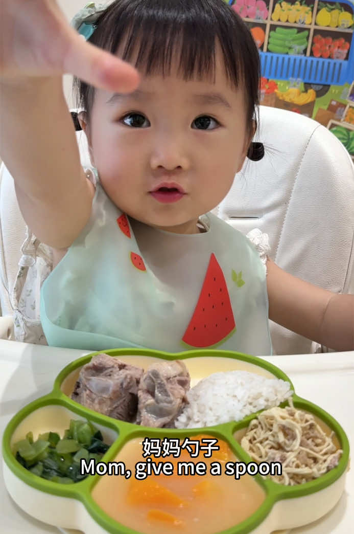 Today's lunch: pork ribs, bean skin, fried meat, carrot soup and vegetables.#baby #babygirl #babylove #babyeating #babyfood 