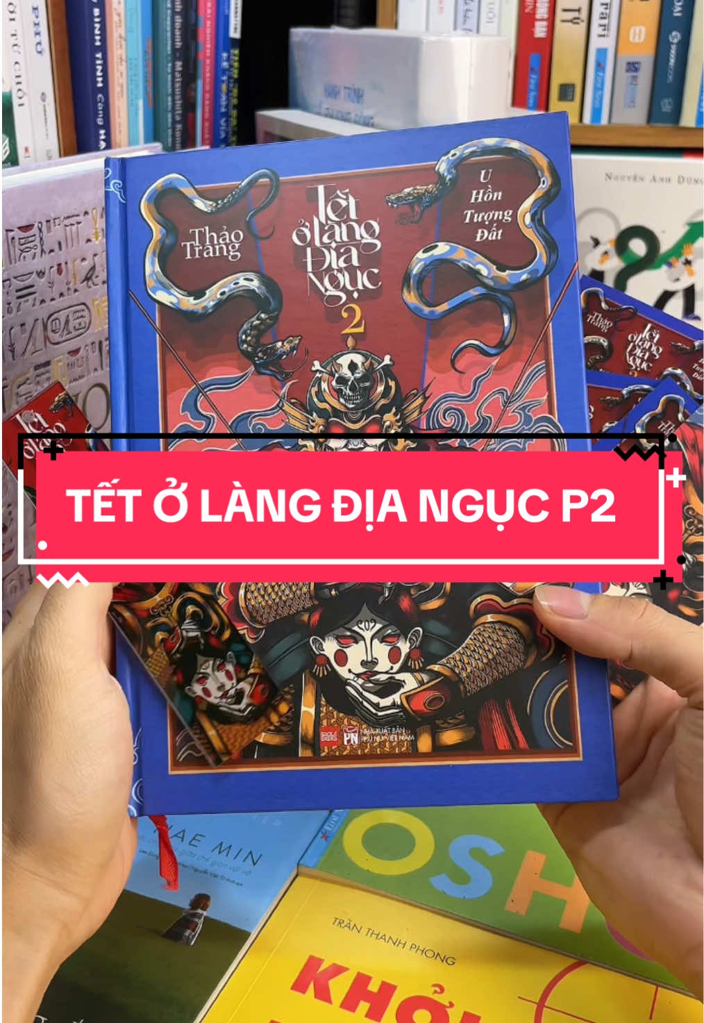 “Tết Ở Làng Địa Ngục – Tập 2: U Hồn Tượng Đất” – Bi kịch chưa chấm dứt, nỗi ám ảnh chỉ vừa bắt đầu… Sau tấn thảm kịch tang thương ở làng cổ – nơi từng che giấu hậu duệ của một băng cướp thời chúa Nguyễn, những kẻ sống sót tưởng chừng có thể bắt đầu lại. Nhưng bình yên ở làng Địa Ngục chưa bao giờ là thật – bởi “U Hồn Tượng Đất” đang trỗi dậy, mang theo một thế lực ma quái chưa từng được gọi tên. Liệu lời nguyền có được hóa giải? Hay Địa Ngục sẽ mãi mãi bị bóng tối nuốt chửng? Một cuốn sách kinh dị – tâm linh – dã sử đậm đặc bản sắc Việt, nơi ma quái không nằm trong bóng tối, mà ẩn sau những gì tưởng là thiêng liêng nhất. Đặt mua ngay “Tết Ở Làng Địa Ngục – Tập 2” nếu bạn đủ can đảm để khám phá tầng sâu u ám của lịch sử và tâm linh đất Việt!#tiemsachbinhyen #BookTok #sachhay #sách #reading #tetolangdianguc #tetolangdianguc2 