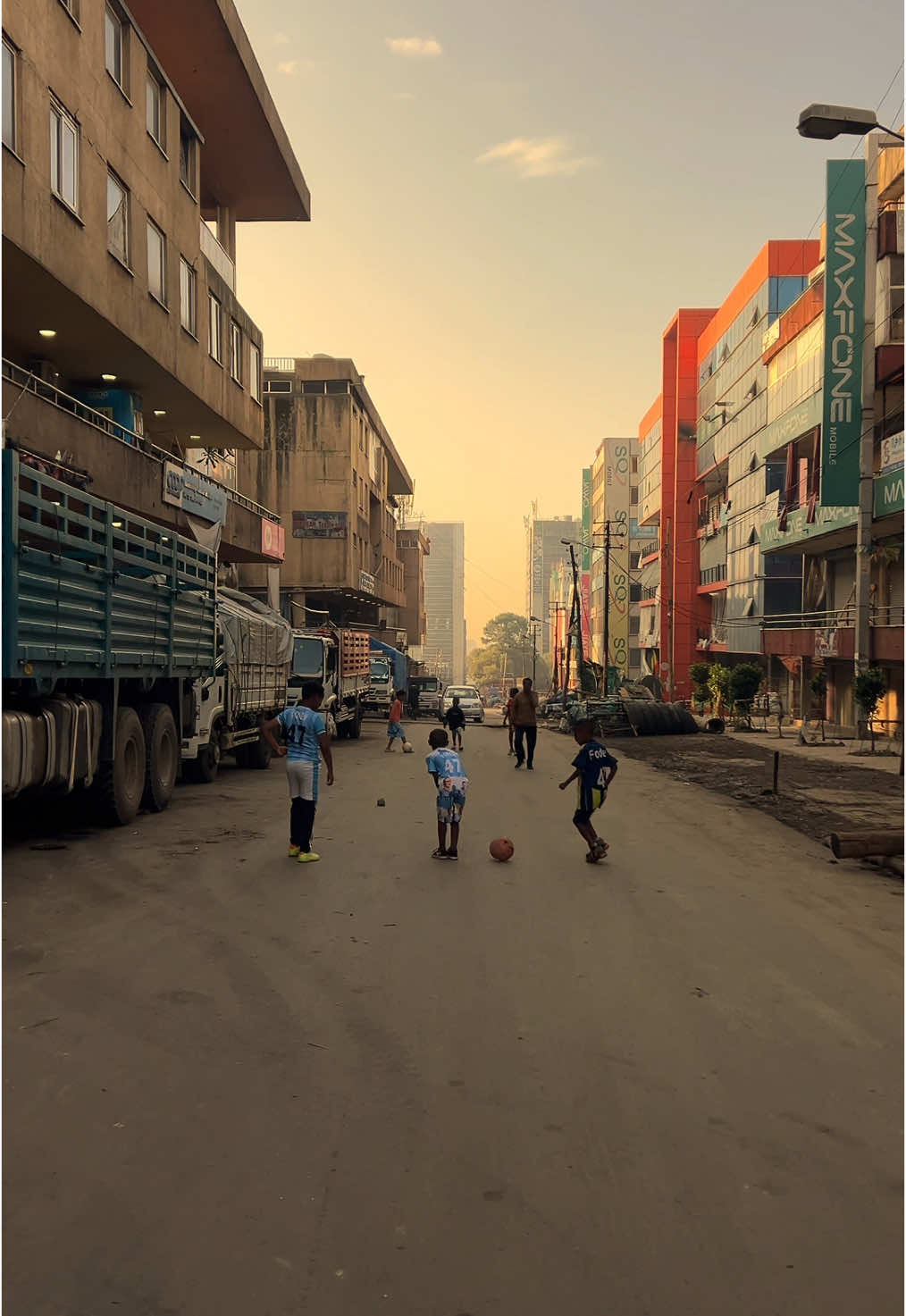 'በቃኝ !' ስልሽ የረሳሁሽ ይመስለኛል ግን ናፍቆትሽ መች ይተኛል ? (እንደ ቀላል እንደ ዋዛ ) መች ያስተኛል ? በለሊት መጥቶ በቀዝቃዛ እጁ ይነካካኛል ። እስኪ ንገሪኝ ስንቴ ቻው ብልሽ ይቆርጥልኛል ? @Habtamu Hadera ✍🏽 . . #onthisday #fyp #foryoupage #fy #habeshatiktok #foryou #ethiopian_tik_tok #cinematic #cinematography #ethiopianmusic #viral #viralvideos #streetphotography #cinema #zekisaviola #ኢትዮጵያ #aesthetic #addisababa #ethiopia 
