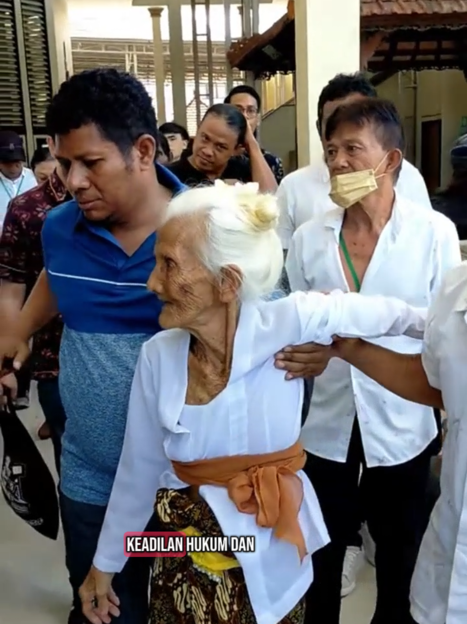 Viral dimedia sosial seorang nenek berumur 92tahun,(Ni Nyoman Reja) dengan tertatih menjalani proses sidang perdana di pengadilan negeri Denpasar... #kamiinfokan #baliviral #fyp #denpasar #news #trending 