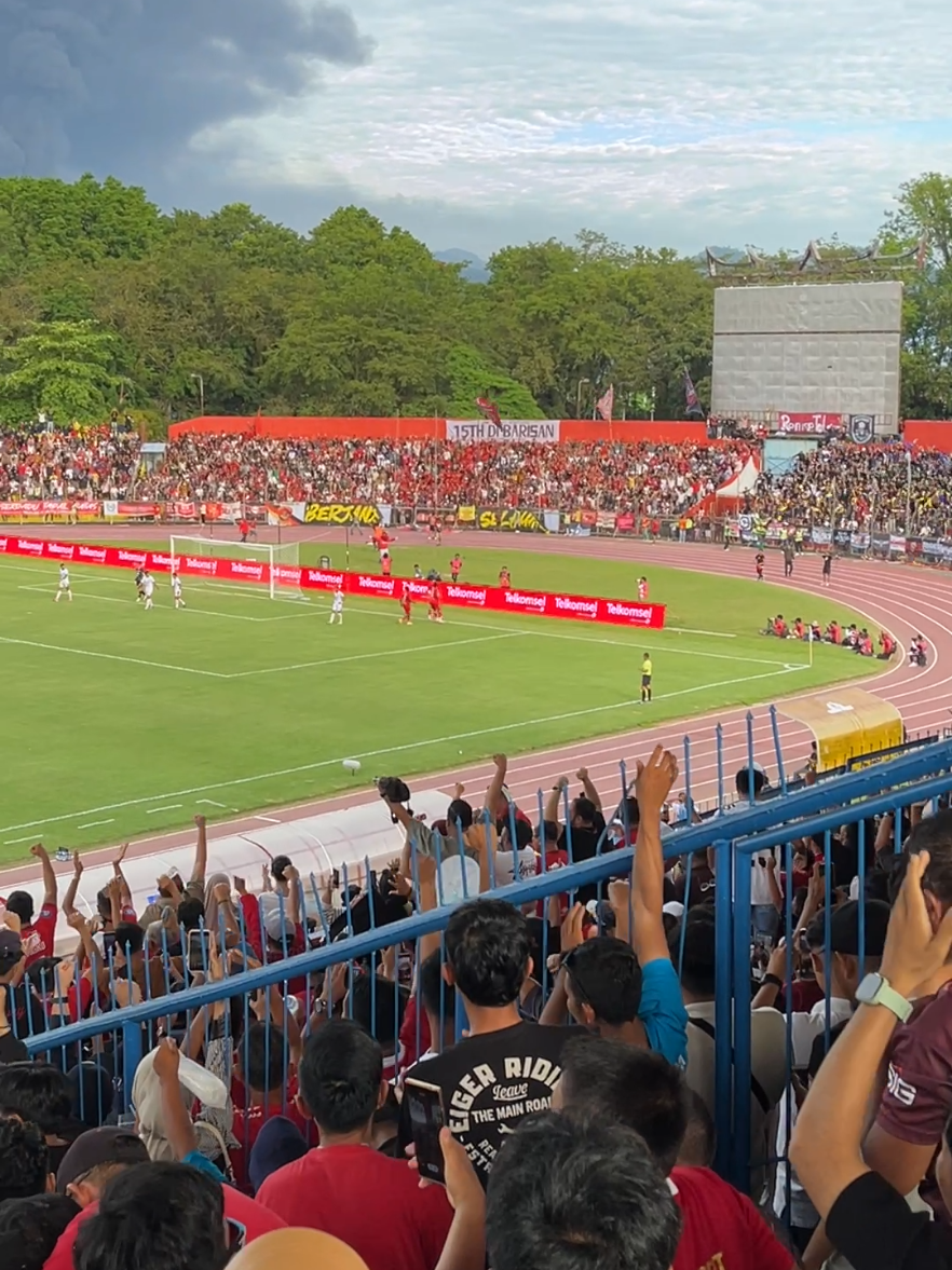 Gemuruh di GOR Haji Agus Salim menyambut gol Bruno Gomes saat Semen Padang FC bermain imbang 1-1 melawan Persik Kediri, Minggu lalu. #tentangsumbar #sumbar #minang #padang #liga1 #semenpadangfc #