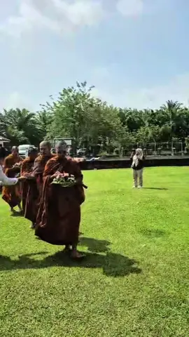 Memberikan penghormatan kepada stupa sama halnya dengan memberikan penghormatan kepada Sang Buddha. Selamat kepada semua orang di Ryo. Stupa Pekanbaru 🙏