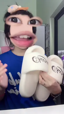 1 đống dép mới còn chưa đi=))