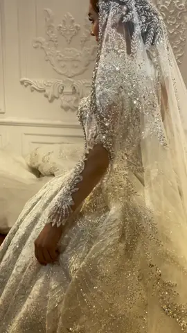 Luxury lace beading wedding dress by Amanda Novias unique design veil#amandanovias #weddingdress #vestidodenovia #amandanovias #boda #weddinggown #sayyestothedress 