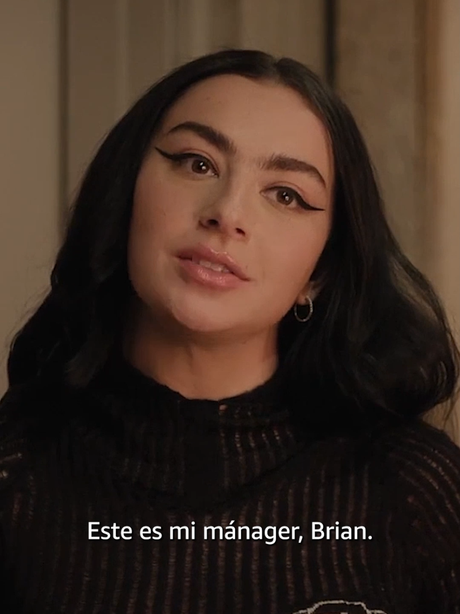 Miss Charli XCX, a sus pies 👑 #primevideo #impostura #overcompensating #charlixcx #cineentiktok #quever
