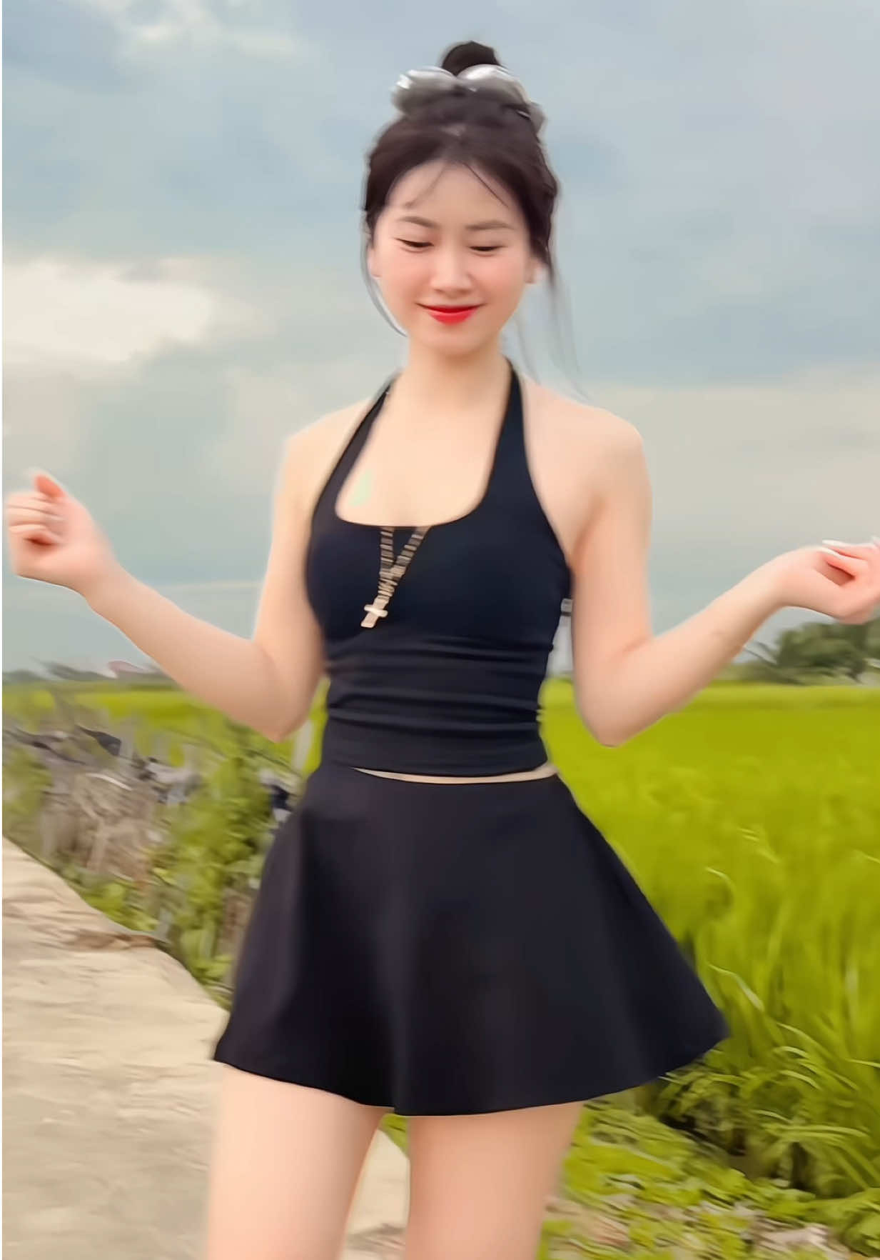 Nháy 1 phát thôi là chạy về liền rồi😂( set tui mặc ở giỏ hàng) @✨Khánh Huyềnn🦊 @Huyền tập nhảy🌸 #fyp #xuhuongtiktok #trending 