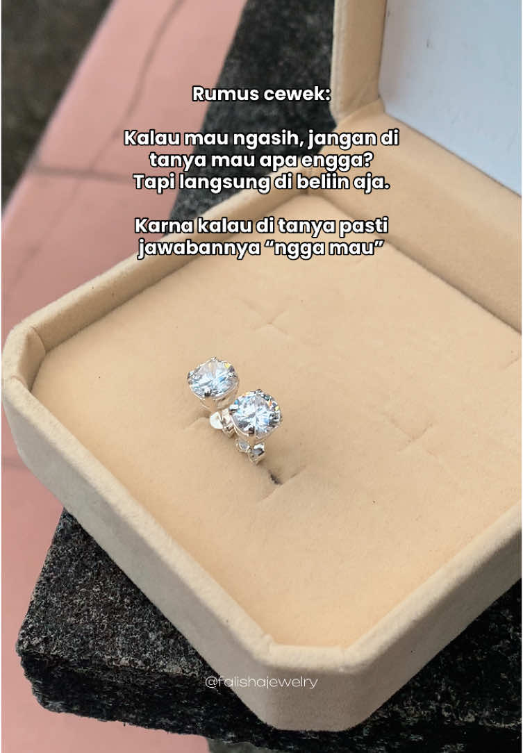 Crysta Earring ✨ 
 Material: 925 Sterling Silver  Gemstone: White Zircon
 
 Experience the best with us: 
 - Jewelry making class 
 - Custom jewelry 
 - Handmade jewelry  
 📩 DM for orders and information  
 #falishajewelry #customjewelry #handcraftedjewelry #artisanjewelry #customdesign #custommade #sterlingsilverjewelry #sterlingsilverring #uniquejewelry #uniquering #eringjewelry #whitezircon #whitezirconearring #whitezirconjewelry