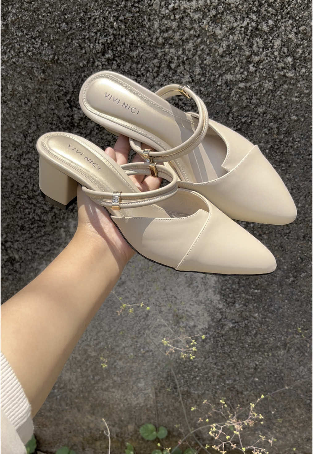 #heels #heelswanita #heelscantik #sepatuwanita #heelswisuda #flatshoes #flatshoescantikk #recommendations 