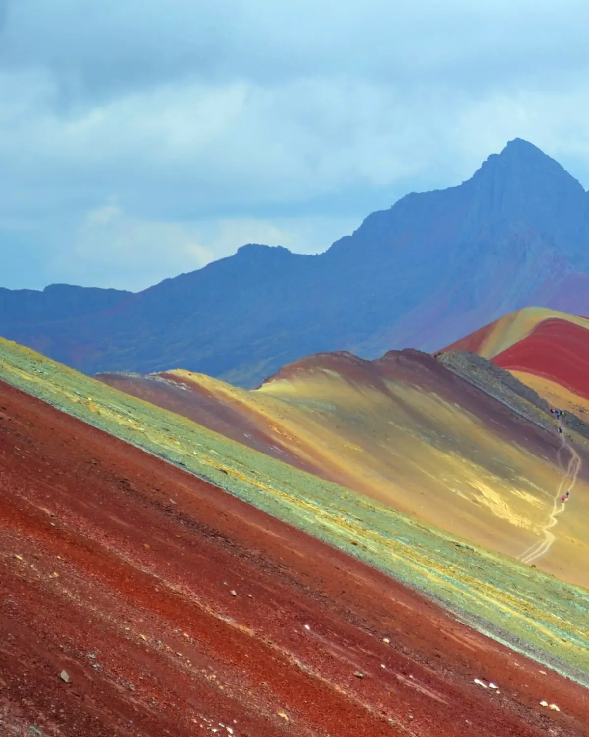 Rainbow Mountain, or Vinicunca, in the Andes of Peru is a natural wonder known for its vivid, multicolored stripes. 🤩🇵🇪 These striking hues—ranging from red and yellow to green and turquoise—are caused by layers of mineral deposits revealed through centuries of geological activity. #RoadTo18M #Pubity 