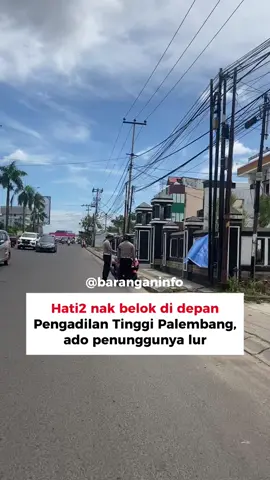 Hati2 be lur men nak belok di depan pengadilan tinggi Palembang nak ke arah RSMH.. lemak belok di depan lagi deket SPBU.  #palembang 