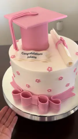 Pink graduation cake! 🌸🎓 #pinkgraduationcake #graduationcake #pasteldegraduacion  #pastrypridewhippedcream  #wiltonfondant 