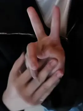 tay bé xíuuu  #williamest #williamjkp #est_rvp #lofficielhommesidentity #lynhviolet  