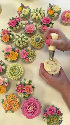 Another busy day doing what I love 🌷🌸🌼  . #cake #cupcakes #flowers #flowercupcakes #edibleflowers #floralcupcakes #buttercreamflowers #piping #baking #cupcakedecorating #cakeideas #prettycakes #birthdaycakes #cute #fyp #petalsbakehouse 