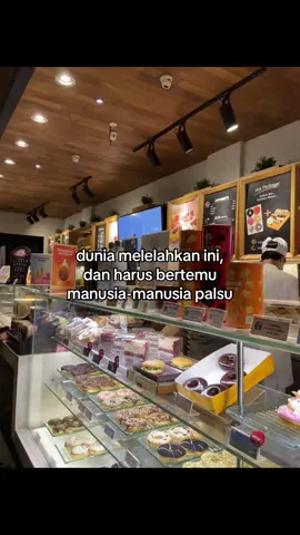 semuanya pembohong.