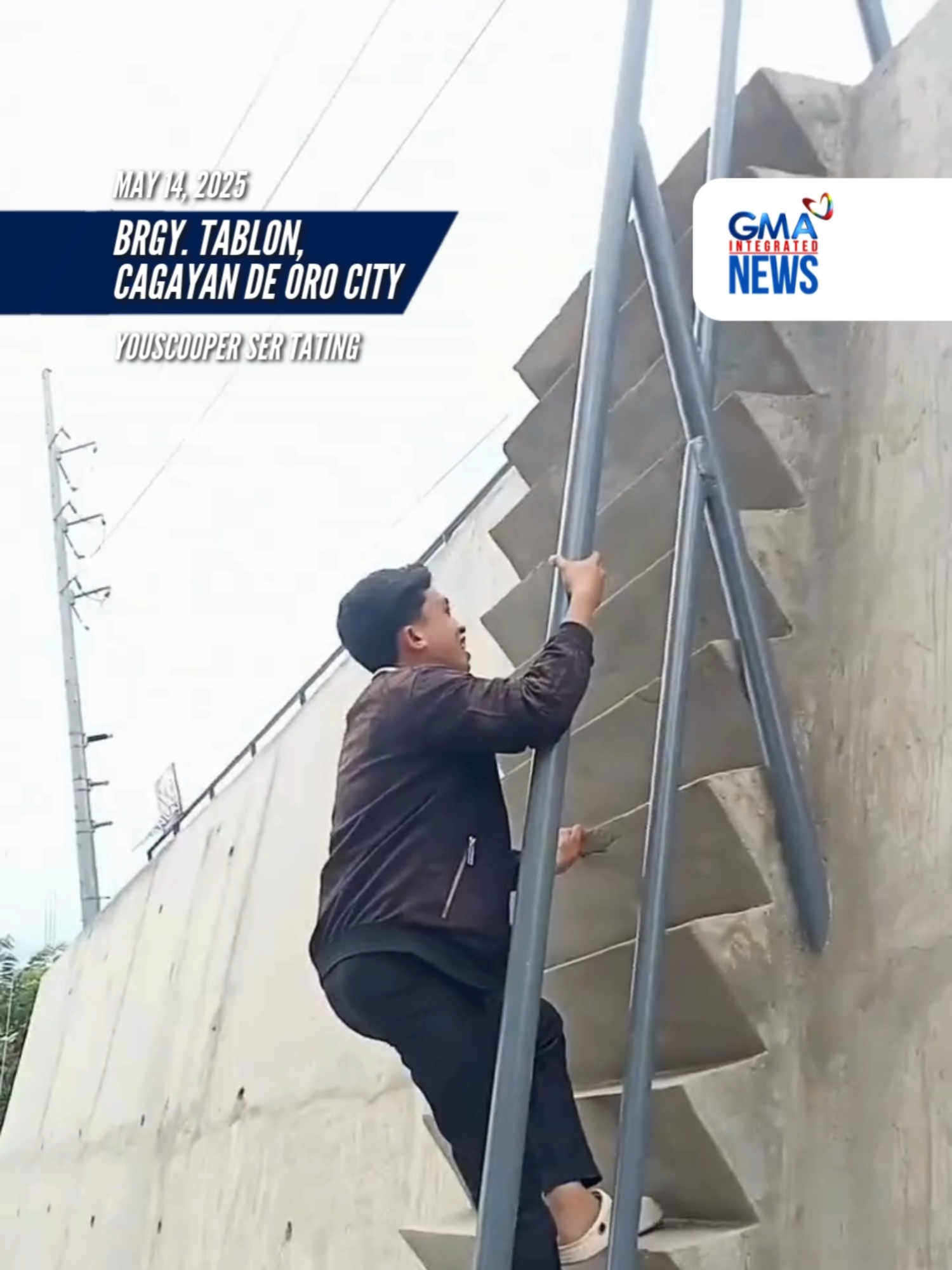 HAGDANAN O ROCK CLIMBING? Napagapang ang isang YouScooper nang subukan niyang akyatin ang hagdanan na matarik sa isang dike sa gilid ng ilog sa Brgy. Tablon, Cagayan De Oro City. Kwento ng YouScooper na si Ser Tating, dumayo siya sa lugar noong Mayo 14 dahil parte siya ng site visit caravan sa mga construction site nang mapansin ang hagdanan. Napansin niya ito pero hindi niya raw alam kung public o private property ito.  Ginawan niya ito video para pampa-good vibes. Ang nasabing video ay kinagiliwan ng mga netizen. Ayon sa ulat ng GMA Regional TV One Mindanao, ipinahayag ng DPWH-10, ang parte ng package 1 ng flood control structure sa gilid ng Umalag River, para raw ito sa mga tauhan na nagmo-monitor sa dike. #YouScoop COURTESY: YouScooper Ser Tating