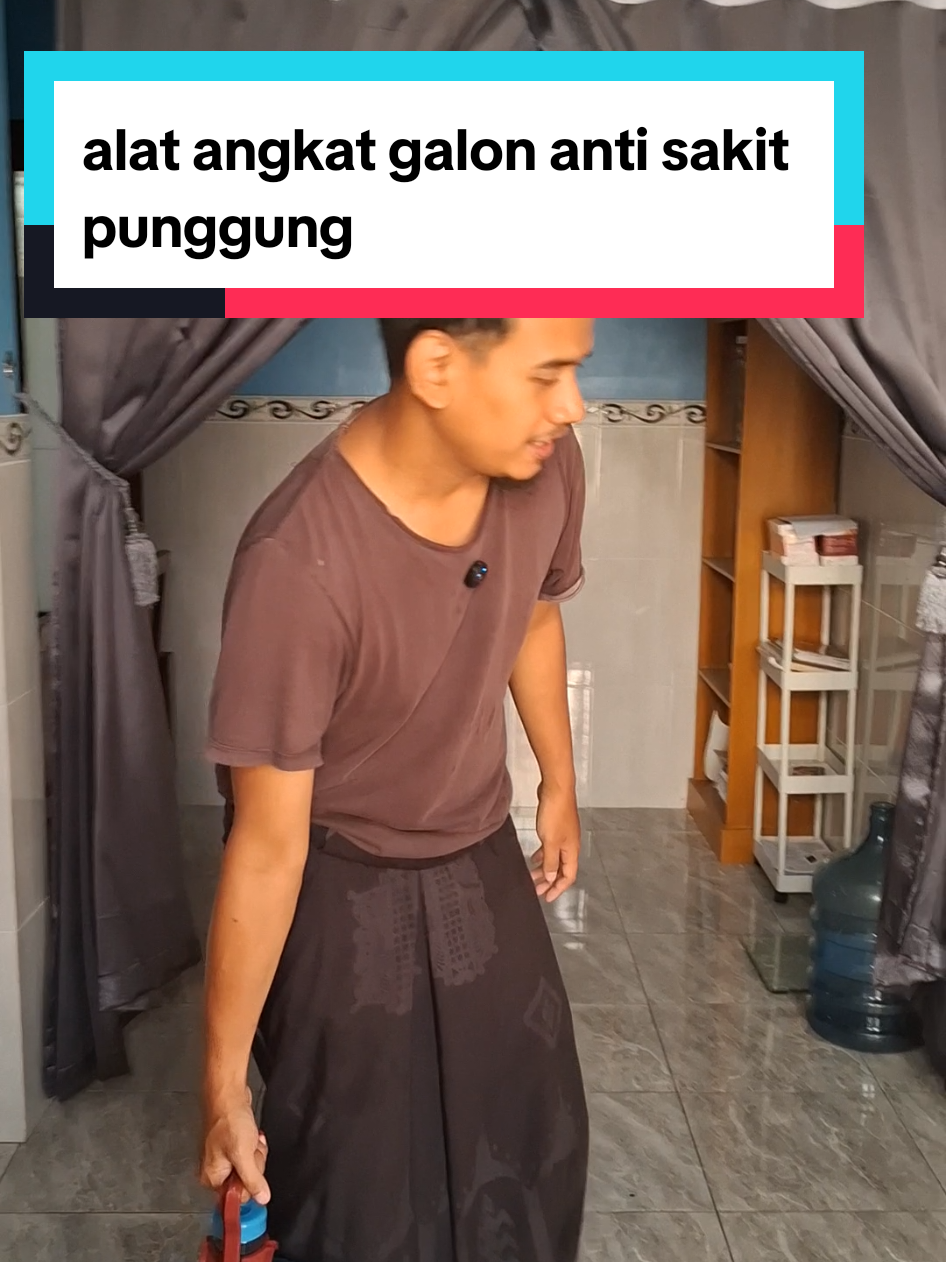 Membalas @hanif.di.rumah alat angkay galon biar ngga sakit punggung pakai alat angkay galon galon ini pas angkat galon apalagi klo dispenser di belakang wajib punya alat angkat galon ini #SemuaBisaAffiliate #SatuKontenTiapHari #angkatgalon #angkatgalon #alatangkatgalon 