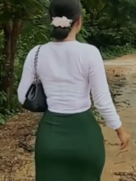 အဖြူအစိမ်းလေးနဲ့ #လမ်းလျှောက်အိုးများ😍😍  #မြန်မာtiktok😁  #ချဲပေါက်မှခေါ်တီးအုန်းမယ်😀😎🤭  #အကိတ်မမများ  #အိုး 