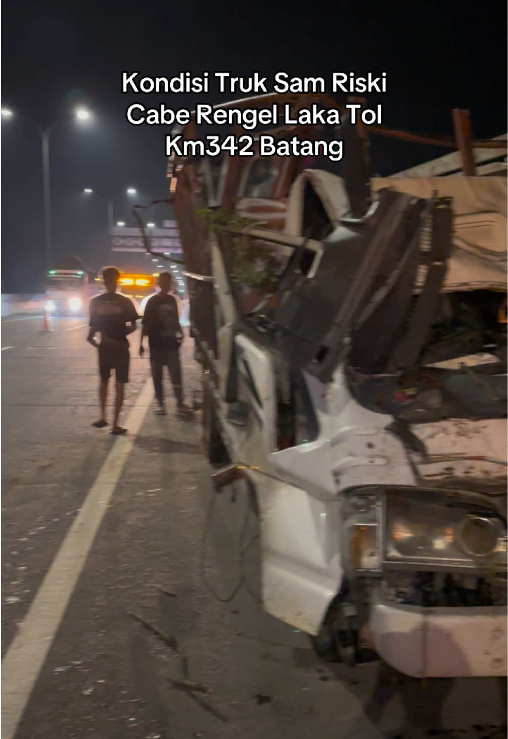 Kondisi Truk Laka Cabe Rengel Sam Riski setelah dievakuasi crane laka tol Km342 Batang-Pemalang  #kecelakaan #sopirtruk 