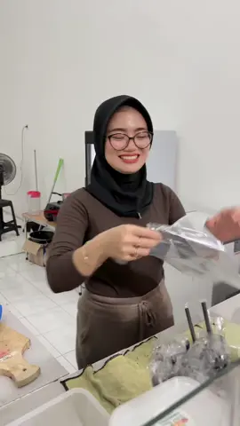 Mas e sampek lali ajange njaluk foto😭, tolong tag en mas e rek cek merene maneh foto bareng 😂🙏🏻