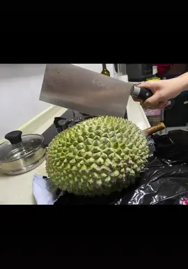 😂😂😅 Bila my sister cut durian #malaysia #durian #makananviral #localfood #durianlover #iphone16 