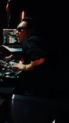 dalem banget dah 😥🤣 . . Love Is Gone ( Evan Joris x @i'm DXITAF Bootleg ) ------------------------- #technobounce #loveisgone #goldentigersemarang 