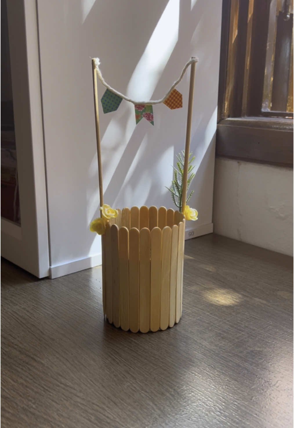Trouxe uma ideia de centro de mesa para decoração de Festa Junina. Usei latinha de alumínio, palitos de picolé e de churrasco para pendurar as bandeirinhas e finalizei com pequenas florzinhas 🥹🤏🏼 Me conta aqui se tem algum item decorativo que você gostaria de ver por aqui 🥰❣️ #facavocemesmo #casadecorada #ideiascriativas #decoração #diybrasil #artesanatocriativo #artesanato #festajunina #festajuninaemcasa #festadecorada 
