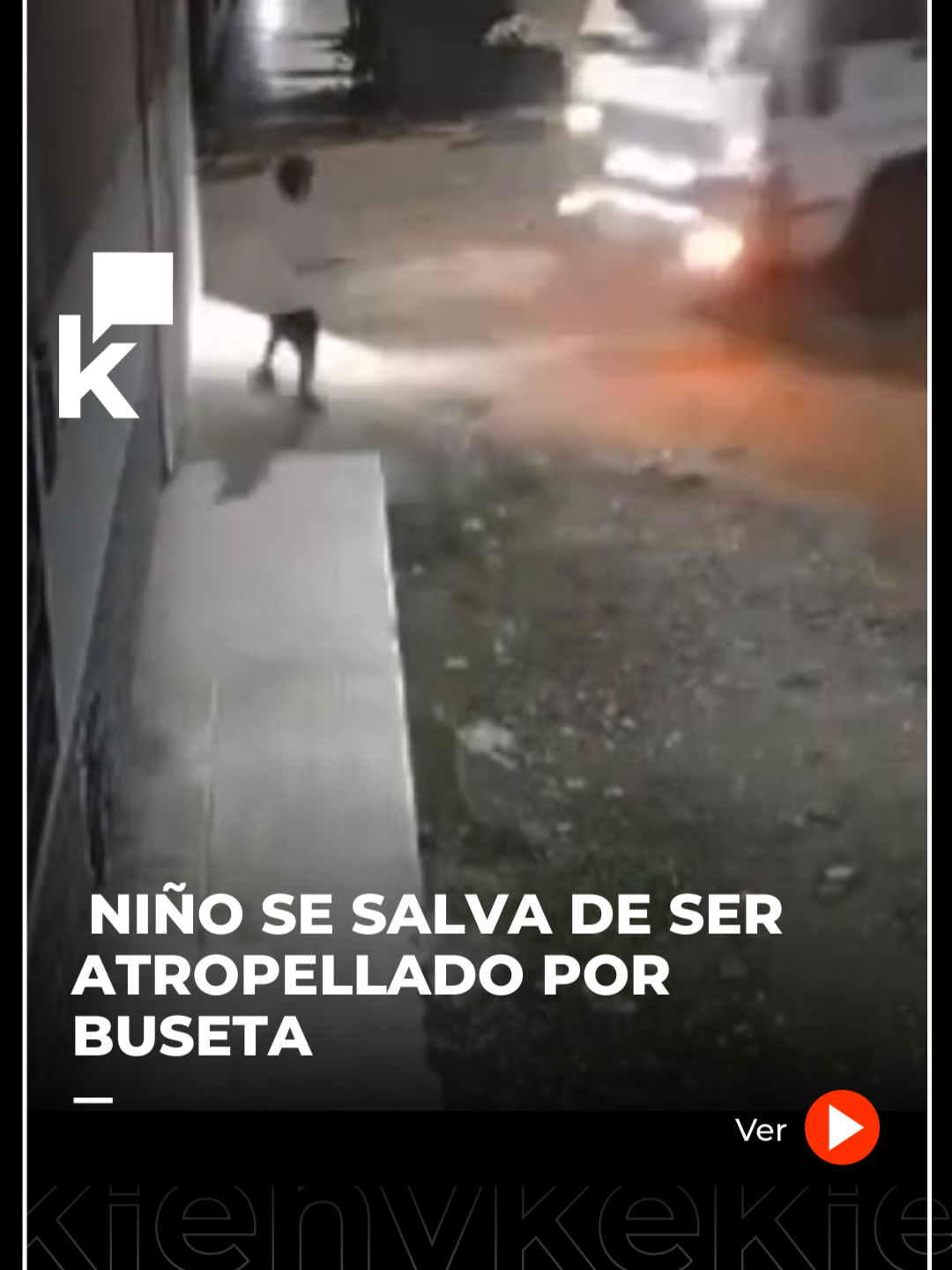 ¡Milagro! Un niño que jugaba junto a otro menor en la calle esquivó por segundos una buseta que casi lo atropella. El impactante momento, captado en video, muestra cómo se salva de ser embestido en el último instante. El hecho ocurrió en Florencia, Caquetá. #noticias #noticiastiktok #fyp #videoviral